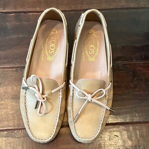 Tod's 37.5 Tan/Pink Leather Bow-Tie Driving Loafers for Women
